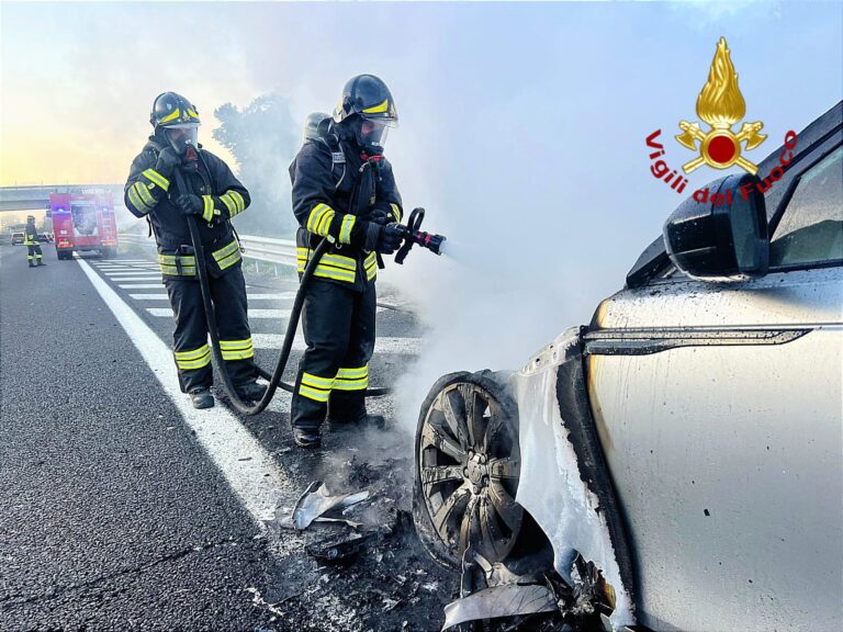 Baiano. I Vigili del Fuoco sull’A16 per incendio di auto